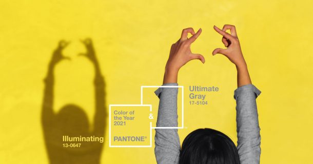 mulher com braços abertos fazendo sombra em parede amarela