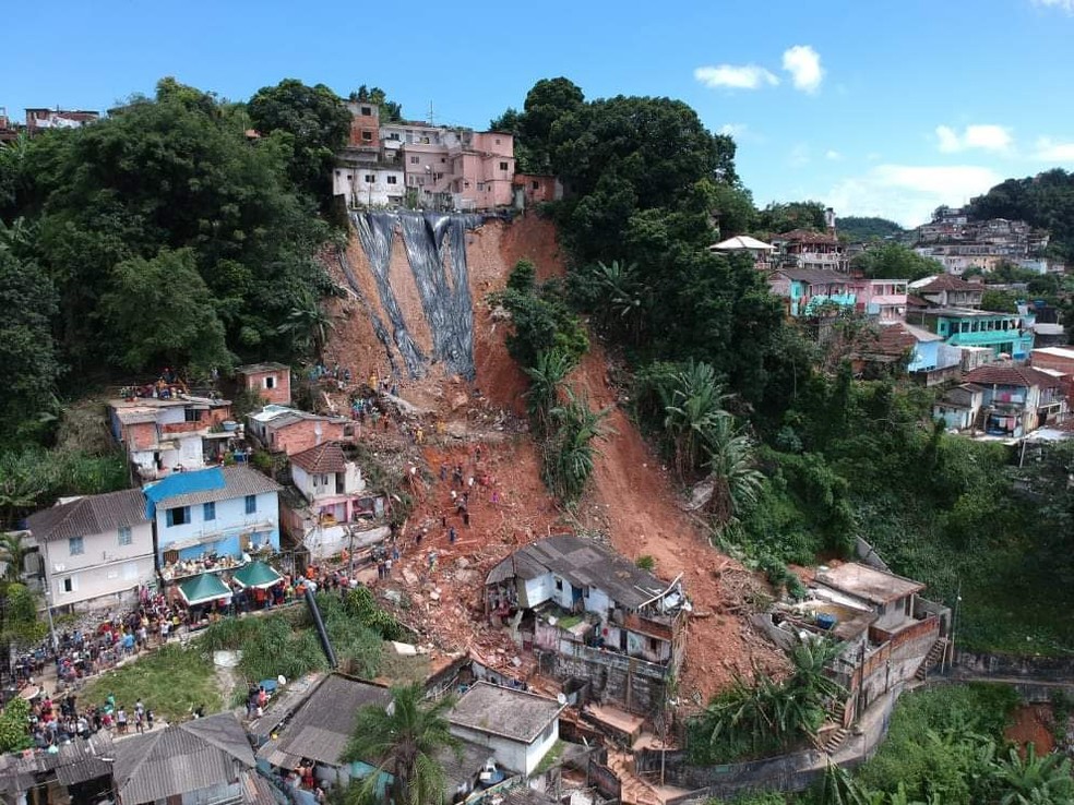 Desabamento de terra na cidade de Santos/SP