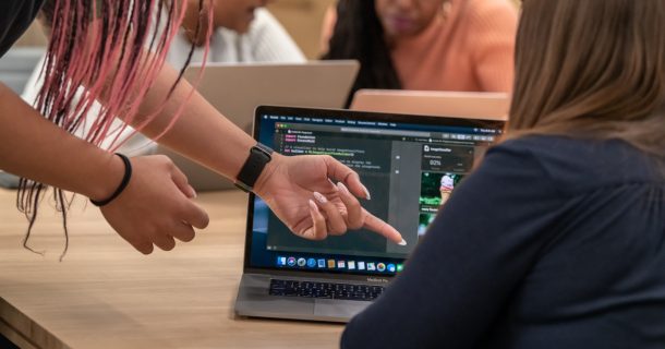 mulheres conversando em frente a computador ilustrando Apple Entrepreneur Camp para mulheres