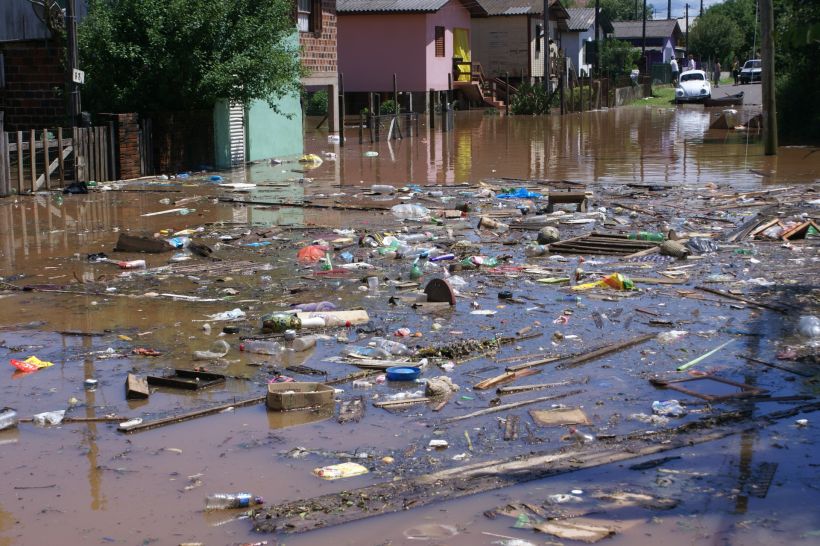 Enchentes decorrente de falta de drenagem urbana 