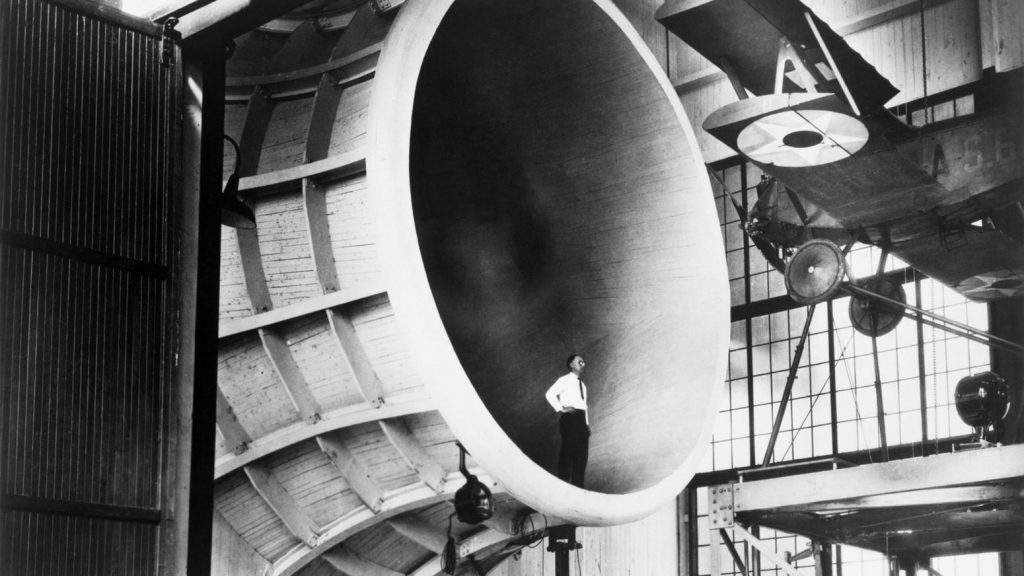 Imagem de um dos primeiros túneis de vento, ilustrando a engenharia experimental
