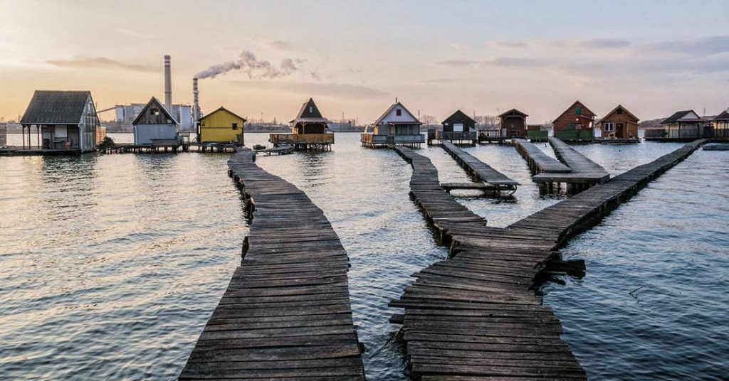 casas flutuantes Residências no Lago Bokodi