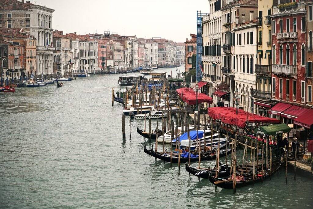 O que é e como funciona a arquitetura e a engenharia estrutural das casas flutuantes? casas flutuantes