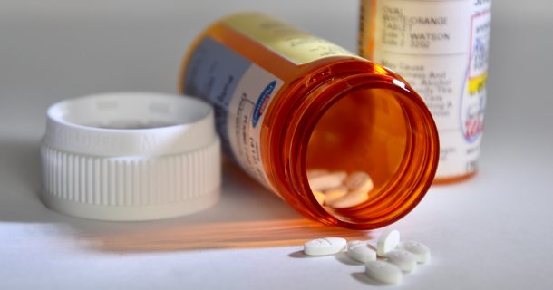 pílulas laranja representando automedicação