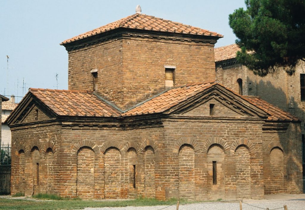 Fachada de igreja estilo paleocristã