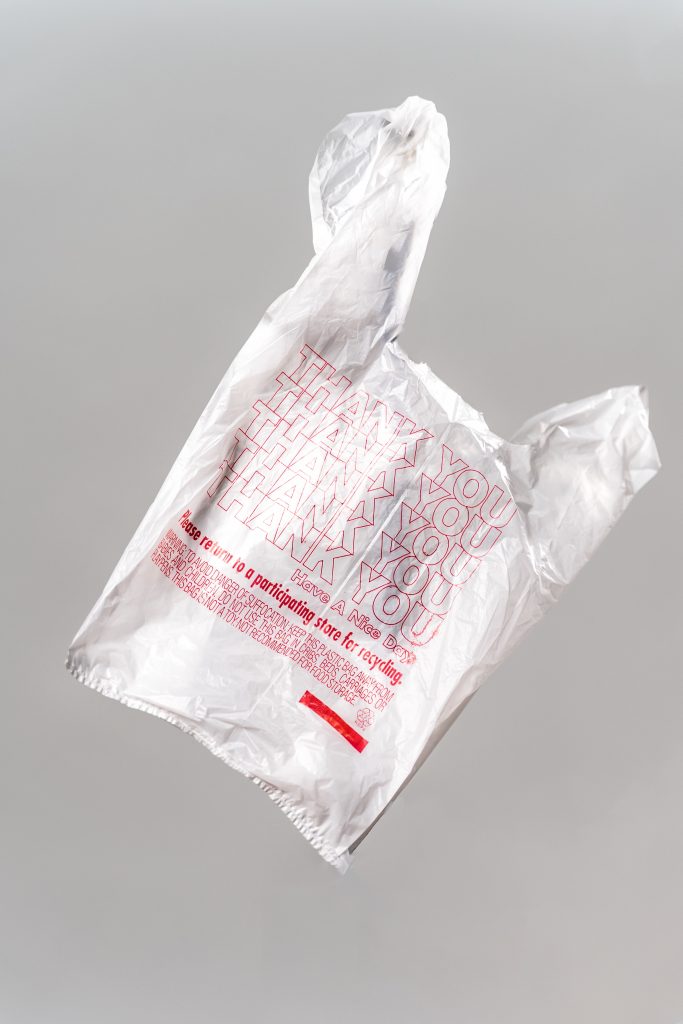 sacola plástica branca com escrita vermelha