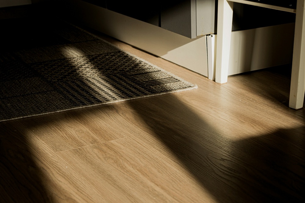 Piso vinílico autocolante: saiba por que vale a pena utilizar este revestimento na decoração de casa piso vinilico