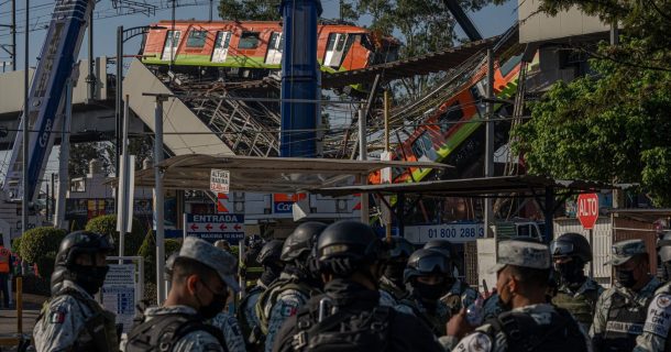 Equipe de resgate trabalha no local.