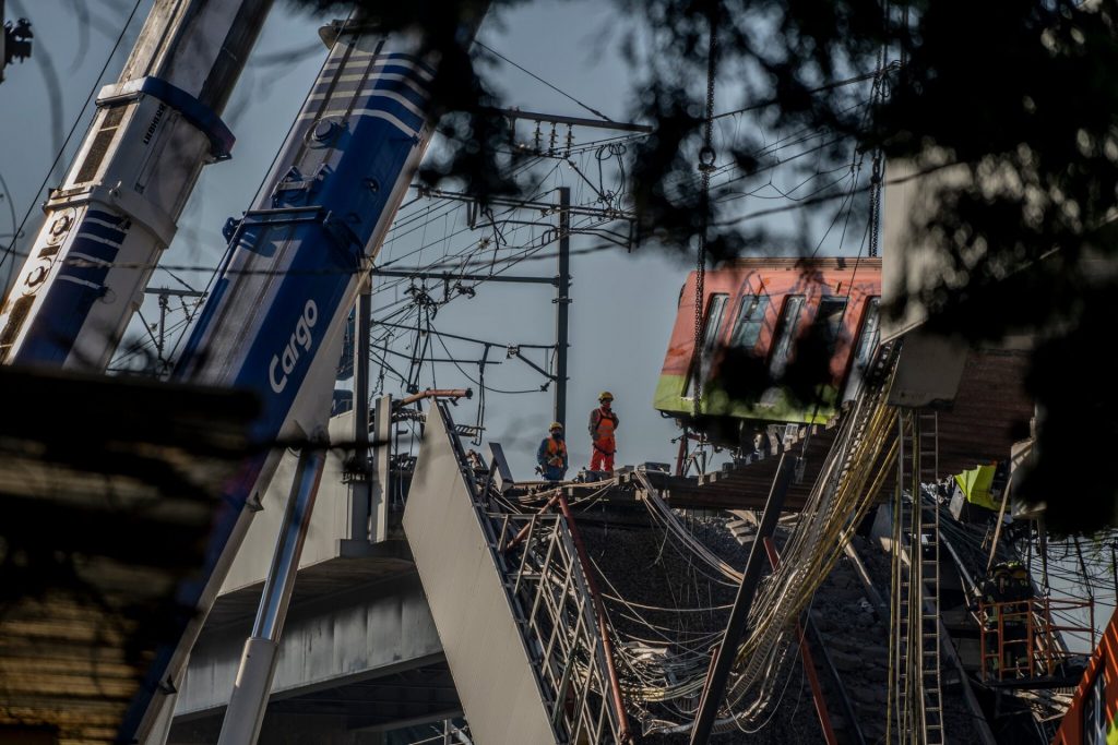 Equipe de resgate trabalha no local do acidente. Fonte: The New York Times.