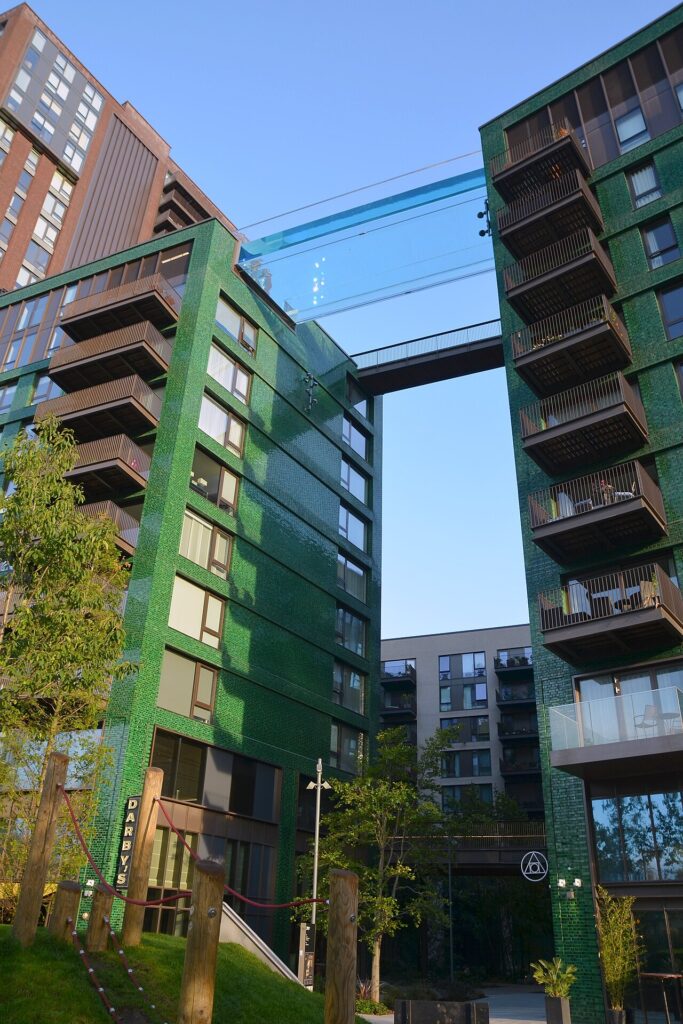 Piscinas suspensas: a estrutura transparente Sky Pool e outros projetos impressionantes piscinas suspensas
