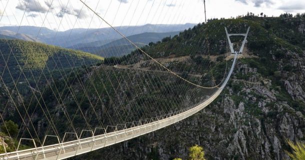 Conheça a maior ponte suspensa para pedestres do mundo, inaugurada em Portugal ponte suspensa