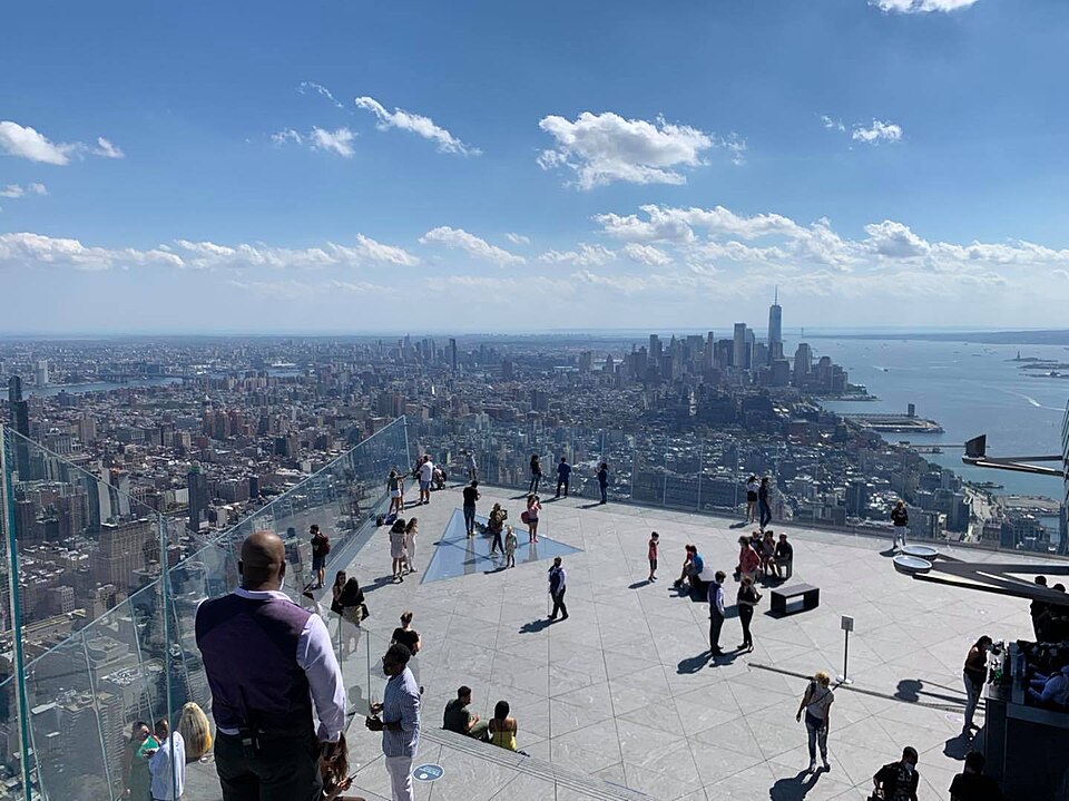 Conheça o Edge, o mais novo mirante a céu aberto da cidade de Nova York edge