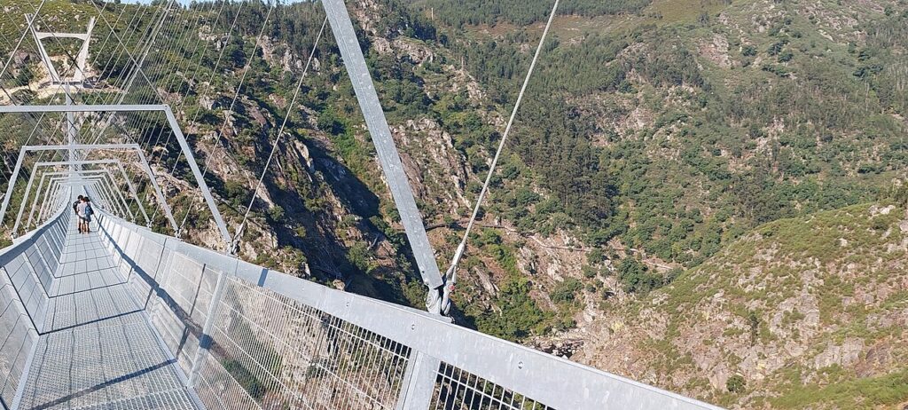 Conheça a maior ponte suspensa para pedestres do mundo, inaugurada em Portugal ponte 516 arouca