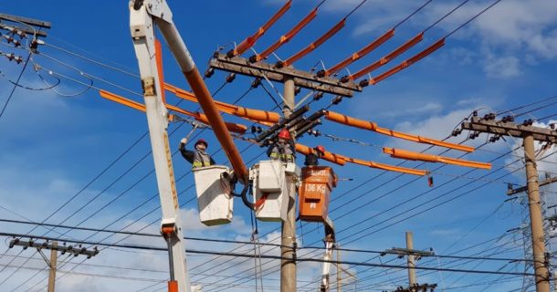 energia elétria, rede elétrica e postes de rua