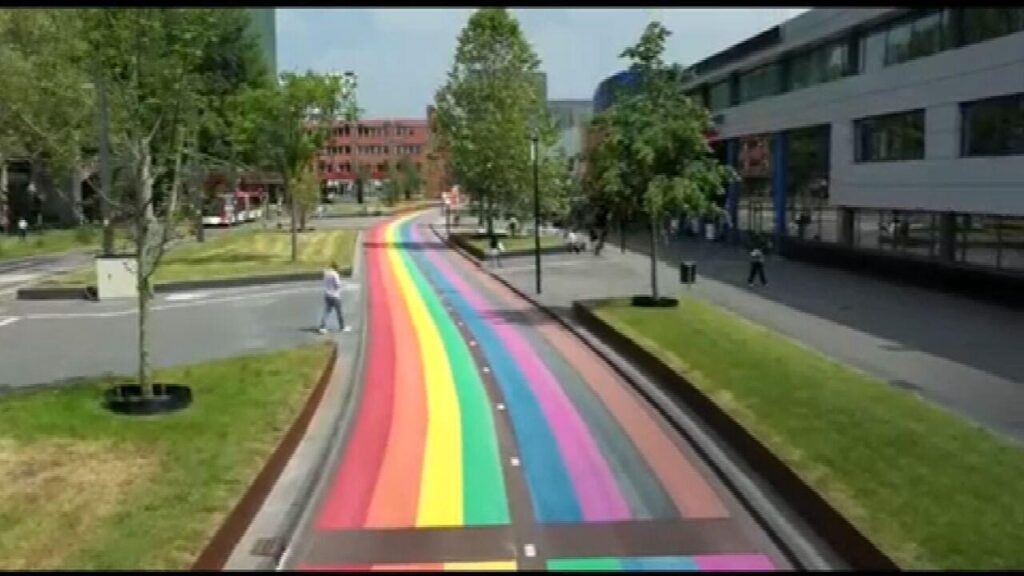 Conheça a maior ciclovia com cores do arco-íris do mundo holanda - ciclovia colorida