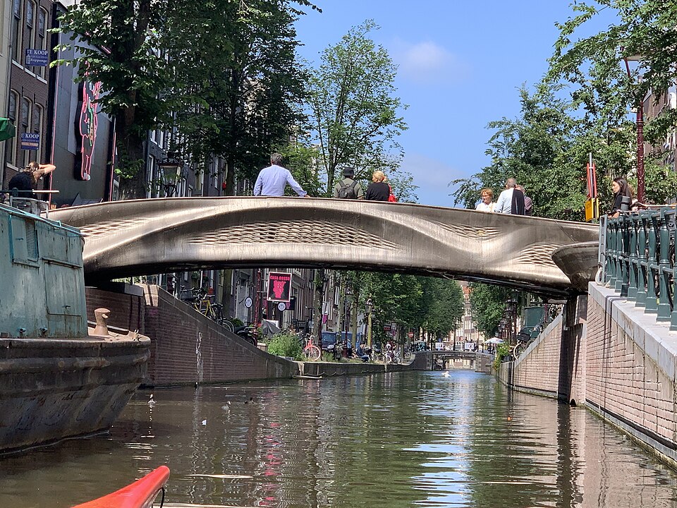 A revolução tecnológica na construção civil: conheça a primeira ponte impressa em 3D da história ponte de oudezijds achterburgwal