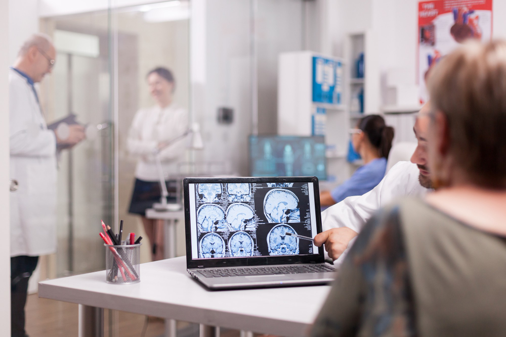 Cura do câncer: ciência lança capacete que usa magnetismo para reduzir tumores cerebrais capacete