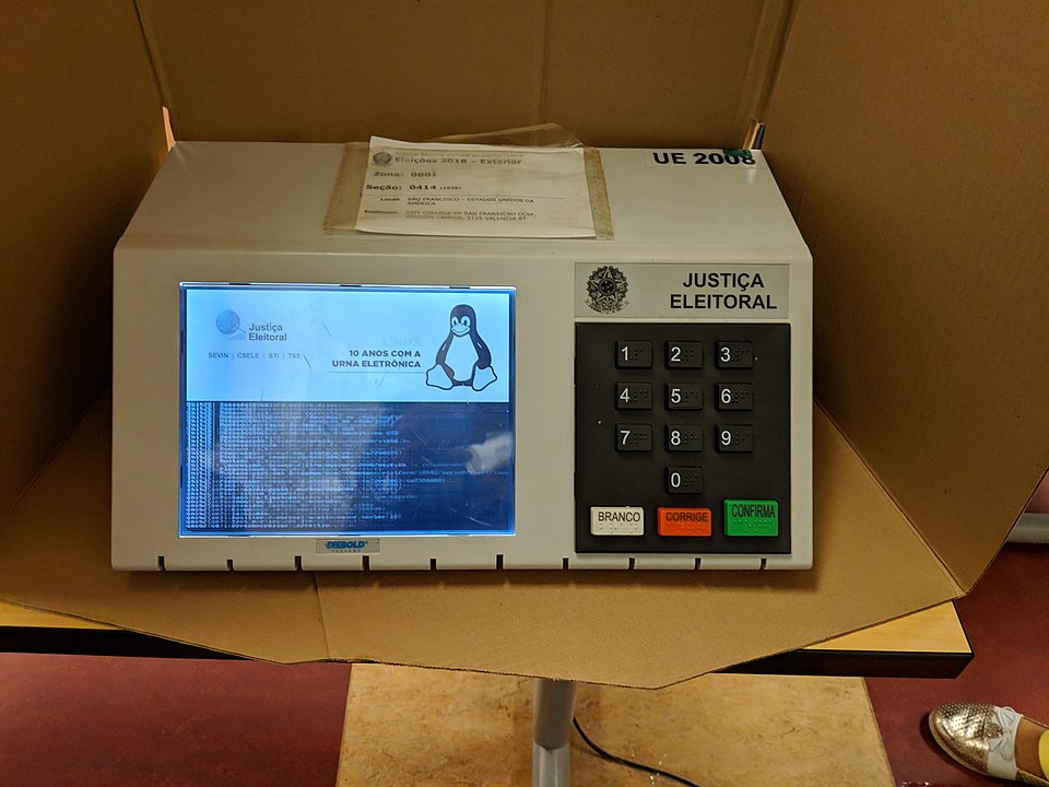 Discussão polêmica: será que a tecnologia da urna eletrônica brasileira é mesmo confiável? urna eletrônica