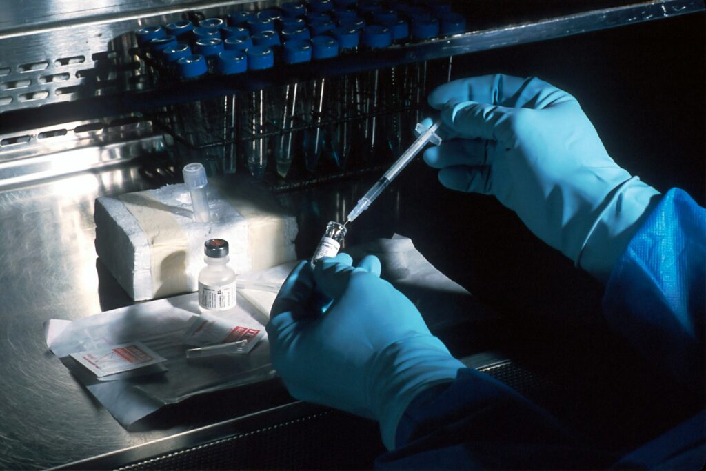 Saiba como a Engenharia de Produção contribuiu com a fabricação de testes e vacinas durante a pandemia engenharia de produção