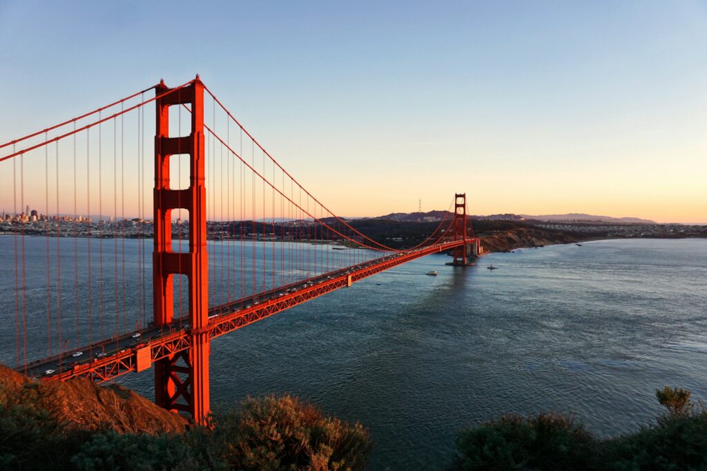 Por que a Golden Gate é vermelha e a Ponte da Torre é azul? estrutura ponte