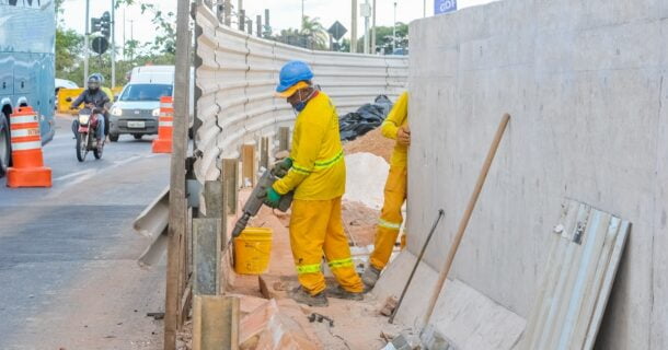 tapumes e placas de obras