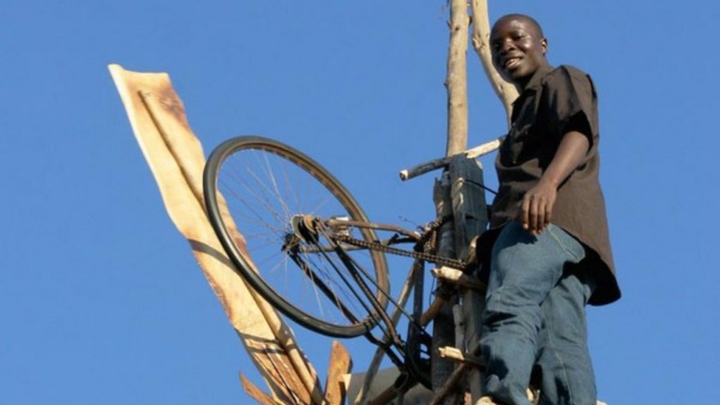 Menino de 14 anos cria moinho de vento e leva energia para sua família