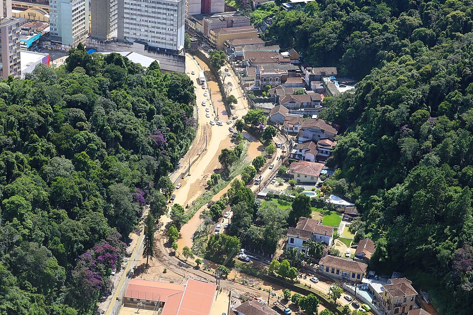Tragédia em Petrópolis: histórica enchente e os repetidos erros de planejamento urbano cidade de Petrópolis