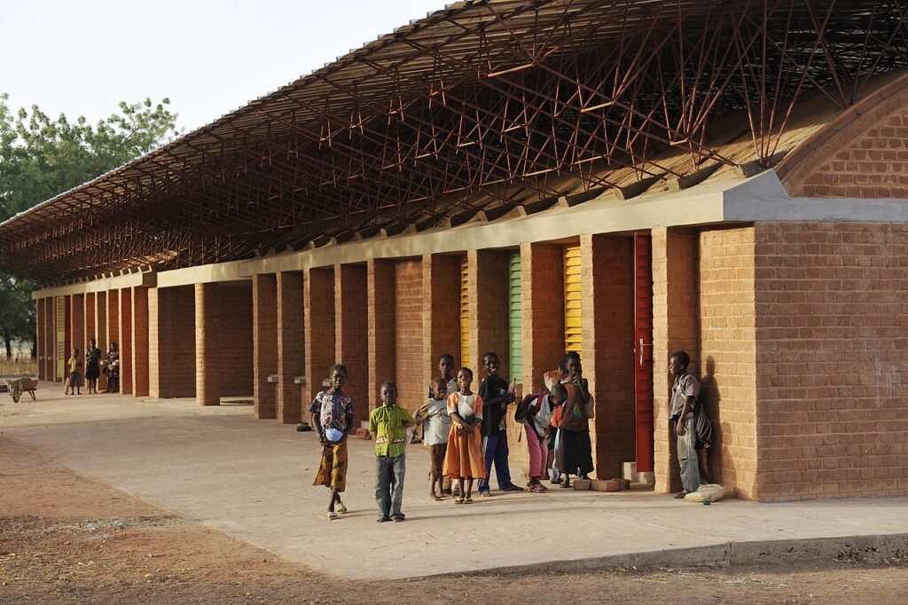 Conheça o Arq. Diébédo Francis Kéré, o ganhador do Pritzker 2022 Diébédo Francis Kéré - prêmio Pritzker