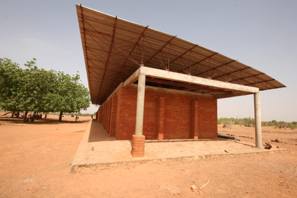 Conheça o Arq. Diébédo Francis Kéré, o ganhador do Pritzker 2022 Diébédo Francis Kéré - prêmio Pritzker