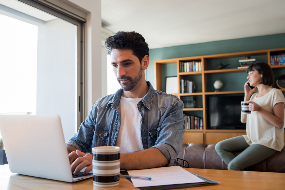 Geração Z: sabia que atuar no Home Office pode comprometer a sua carreira? trabalho híbrido home office geração Z