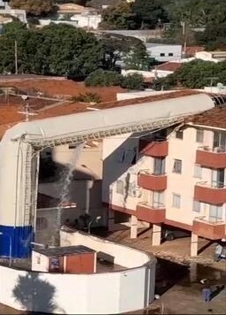 Caixa d’água cai no Rio de Janeiro atingindo prédio, que é interditado caixa d'água edifício rio de janeiro