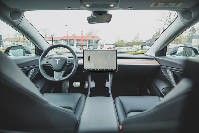 Tesla passa a cobrar por serviço básico de conectividade em seus veículos carros elétricos Tesla - novas baterias