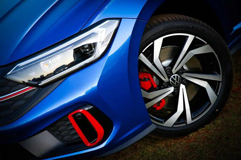 Testamos o novo Jetta GLI: confira o carro em ação