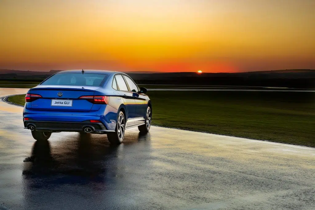 Testamos o novo Jetta GLI: confira o carro em ação