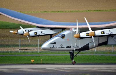 avião movido a energia solar