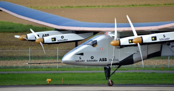 avião movido a energia solar