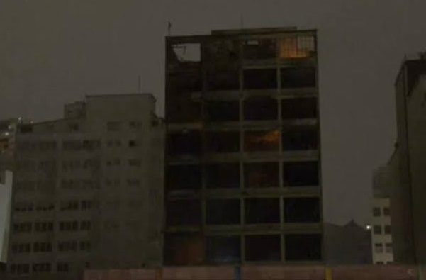 Por que o edifício em incêndio na 25 de Março de São Paulo corre risco de desabar? edifício 25 de Março SP