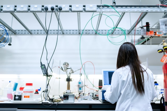Combinação de robô e software ajuda a desenvolver polímeros avançados engenharia química