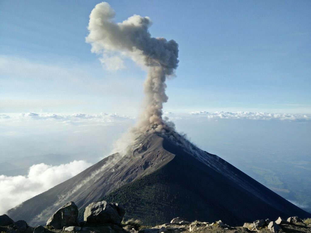 Por que os vulcões entram em erupção e quais os mais ativos do mundo? vulcões erupsões