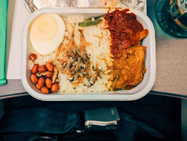 De onde vem os alimentos distribuídos aos passageiros dos aviões? alimentos aviões