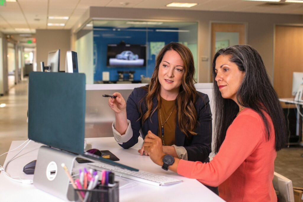 É verdade que mulheres ainda enfrentam resistência no mercado de trabalho de TI e Engenharia? mercado de trabalho - mulheres