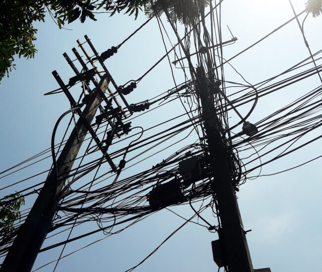 Será que o fim do emaranhado de fios em postes nas cidades brasileiras está próximo? Descubra! fios em postes