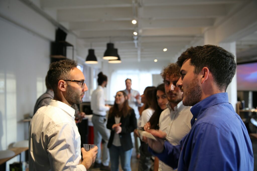 Networking: 7 dicas de como se dar bem em eventos profissionais sem conhecer ninguém networking