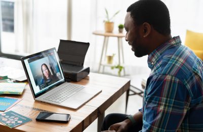 Entrevista de emprego - Por LinkeIn Sales Solution - Imagem Extraída de Unsplash