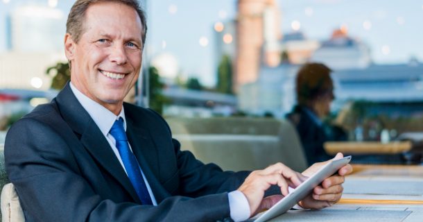 engenheiros trabalhando em bancos