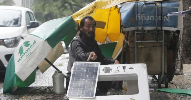 A Engenhosidade nas Ruas: Homem desabrigado Utiliza Energia Solar para Recuperar Celulares de Graça Energia Solar para Recuperar Celulares