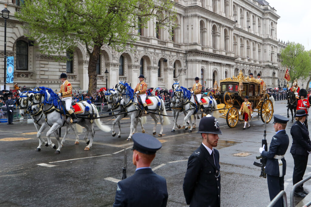 A beleza e a engenhosidade das carruagens da coroação de Charles III carruagens rei charles III