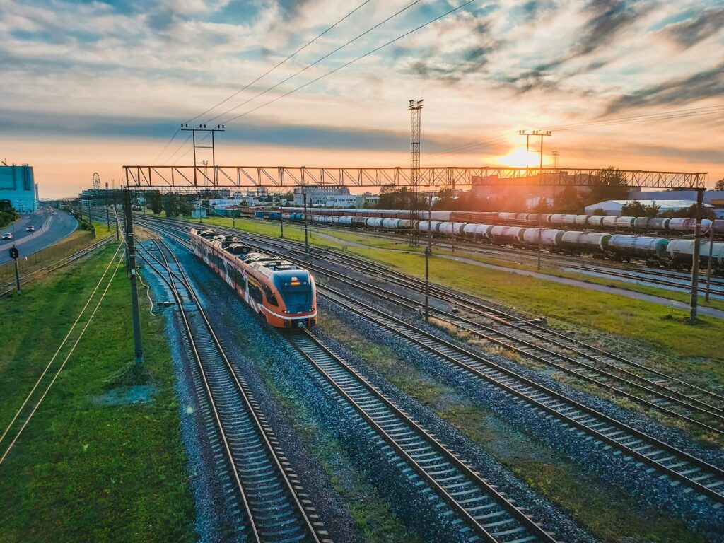 12 viagens de trem que você pode fazer virtualmente trilhos de trem