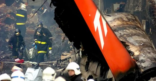 pousos em dias chuvosos de aviões em aeroportos