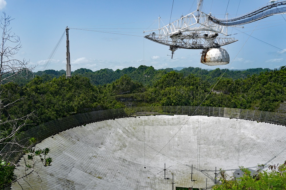 Conheça o Gigantesco Radiotelescópio Chinês FAST e suas Mais de 800 Descobertas de Pulsares radiotelescopio de arecibo